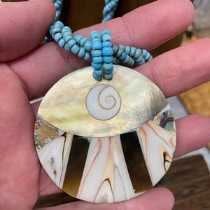 Pretty shell necklace with button closure